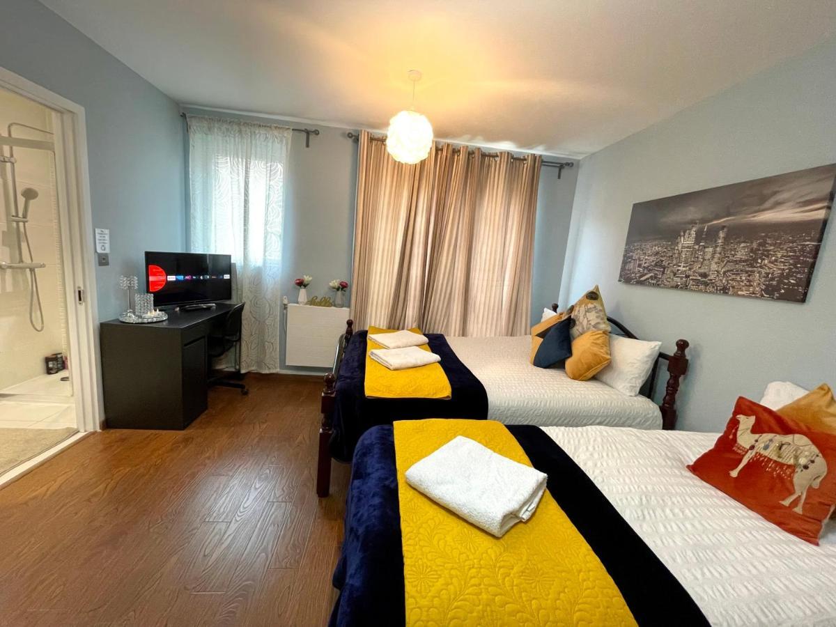 Stratford Luxury House, 5 Minutes Walk Station, Westfield, 3 Bedrooms 3 Bathrooms, Reception, Garden, Parking Leilighet