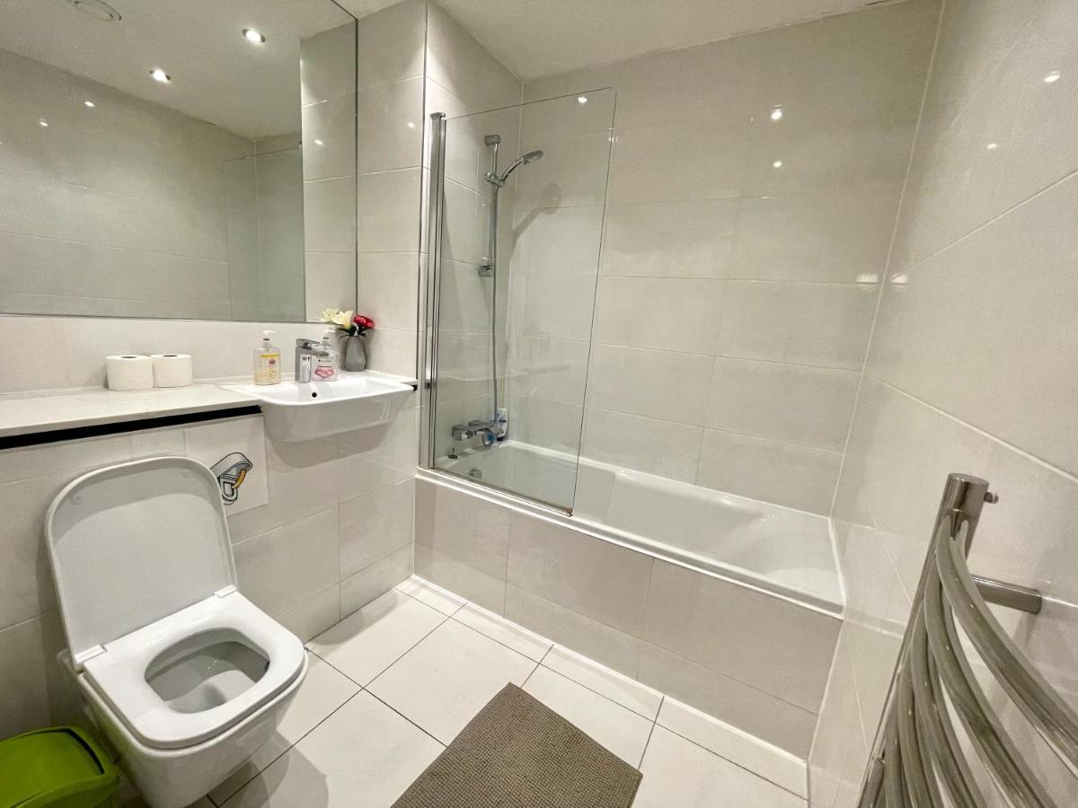 Leilighet Stratford Luxury House, 5 Minutes Walk Station, Westfield, 3 Bedrooms 3 Bathrooms, Reception, Garden, Parking
