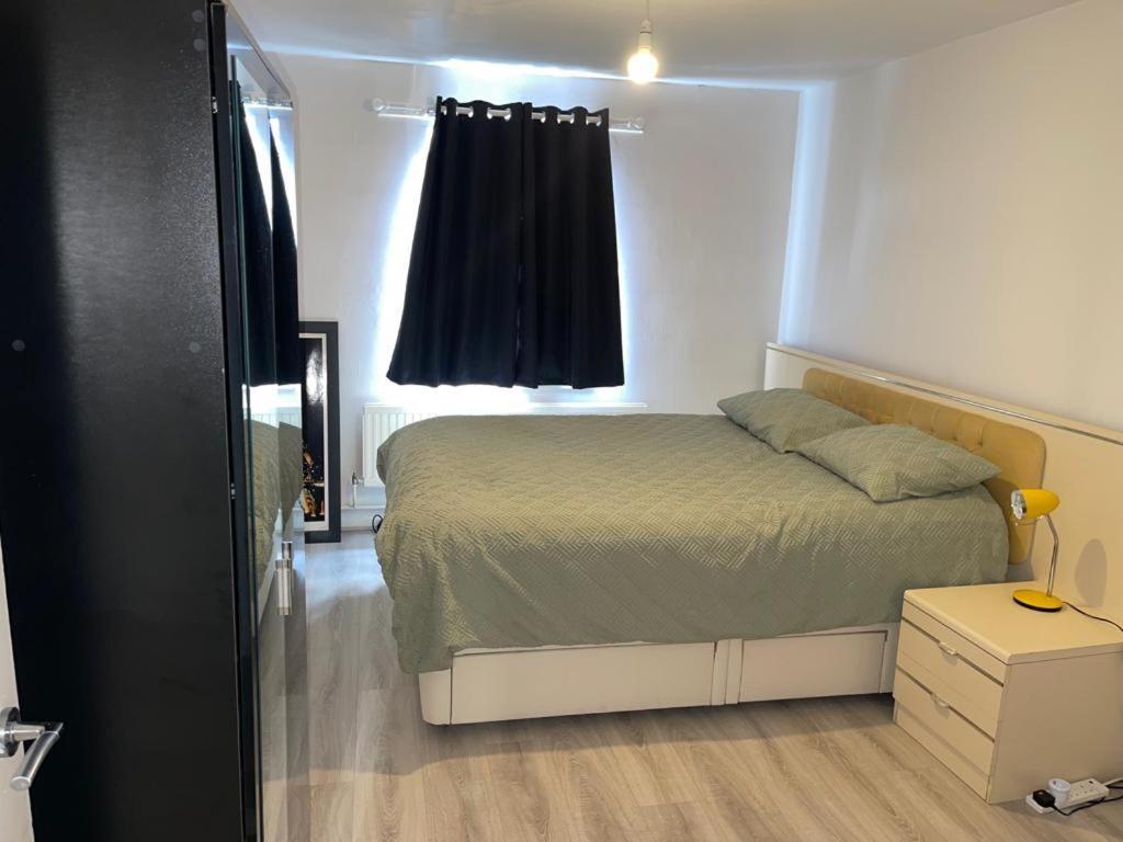 With Share Bathroom Near Train Line Lejlighed London
