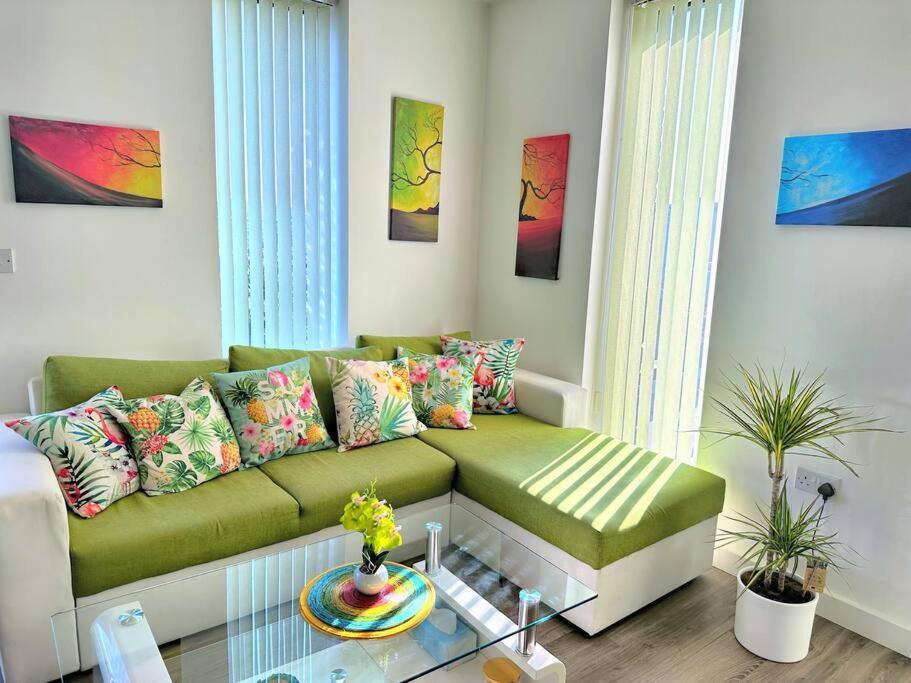 Spacious 2 Bed Flat Next To Elizabeth Line Leilighet *