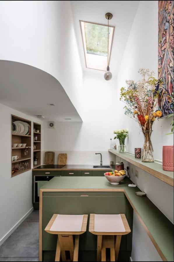 Entire On Victoria Park Apartment