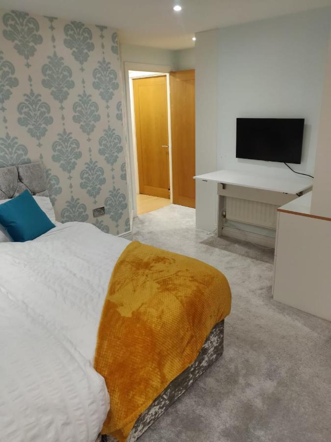3 Bedrooms 2 Baths, Overlooking The River Near Excel, O2, Airport - Sleeps Up To 6 Apartment