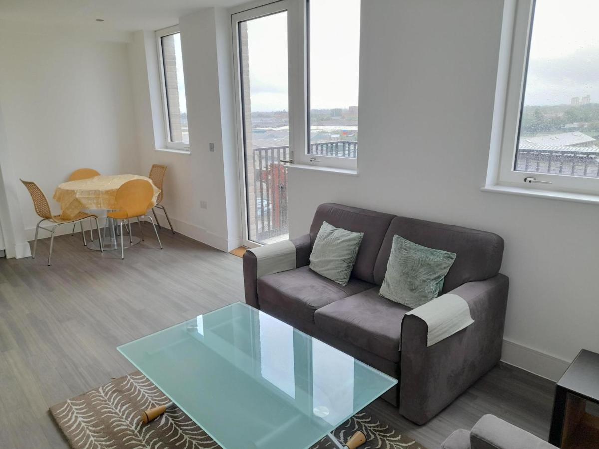 Two Bedroom Near Southall Station! Lägenhet London