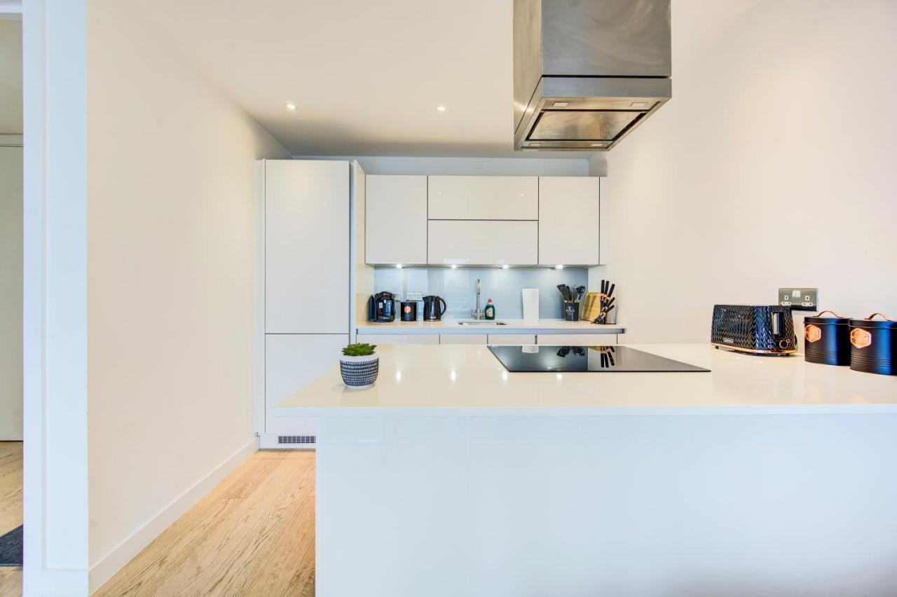 Stunning 2 Bed - Canary Wharf Apartment *
