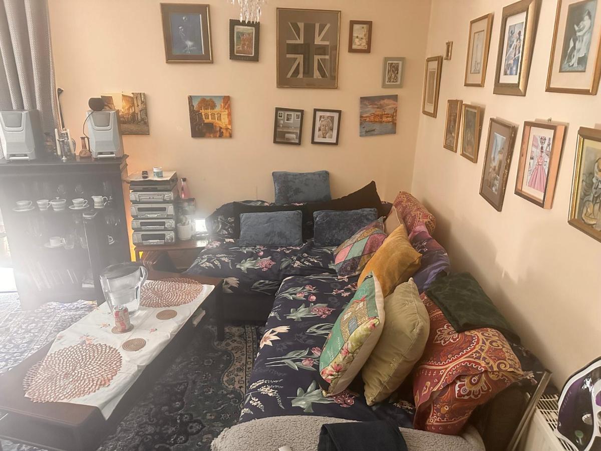 Homestay Private Room. In Zone 2 In Cousy Flat London