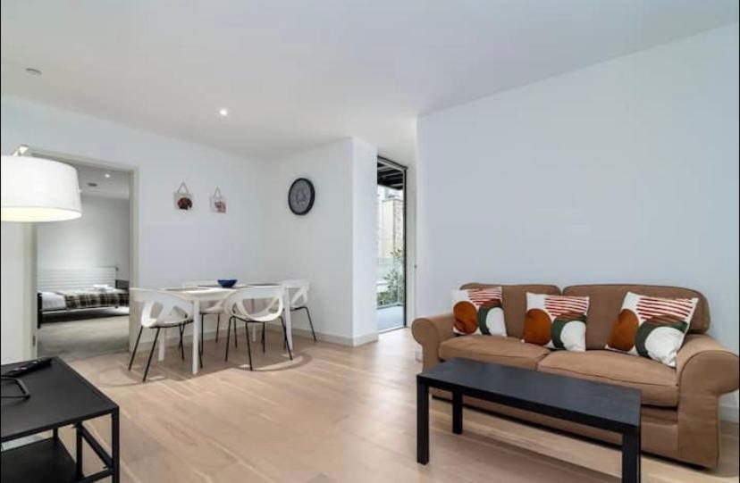 Contemporary Overlooking Barrier Park Rum i privatbostad