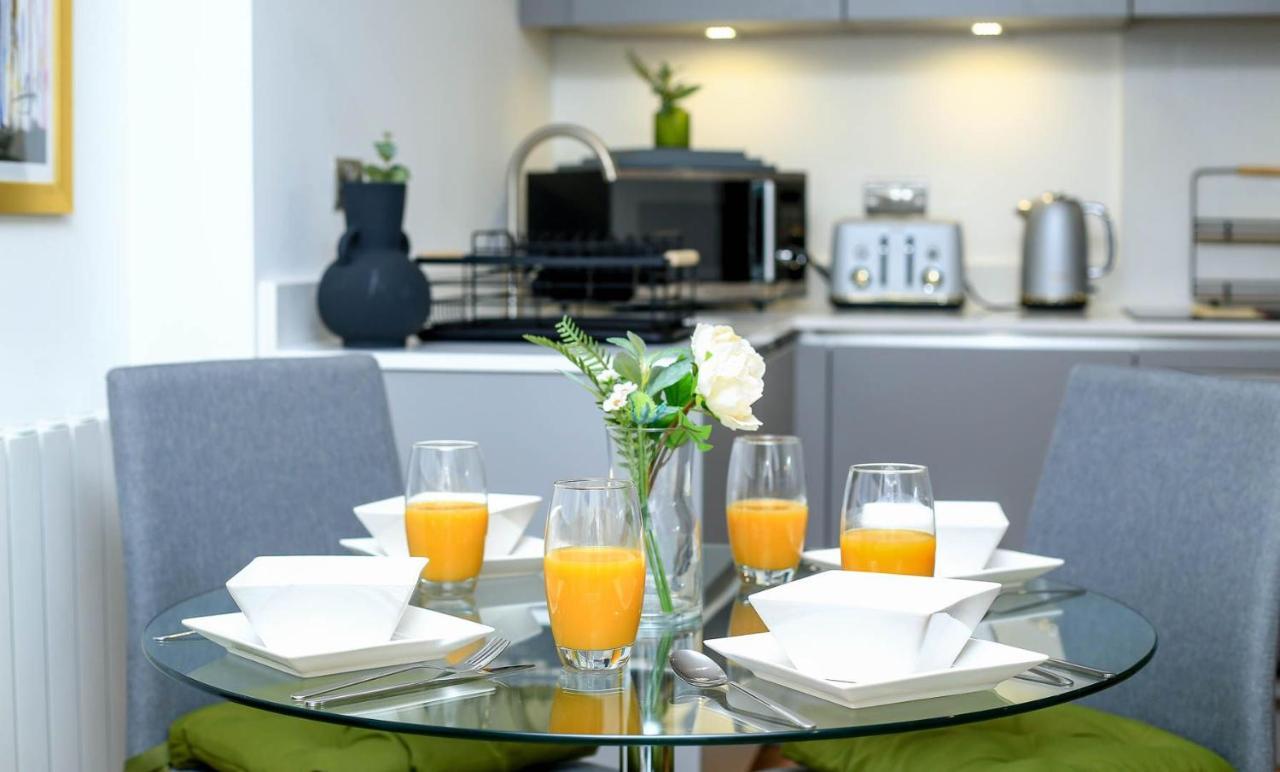 Snuggle - Riverside - Views Over Looking River Thames, Close To O2 Arena, Excel, Airport, Thames Clipper- River Boat Service, Woolwich Ferry, Onsite Parking, Twin Option Available
