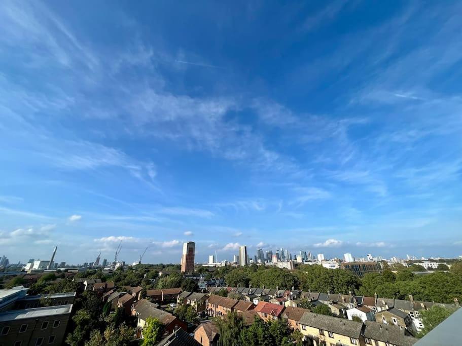 Elegant Chic Living: 1 Bed In Vibrant Area Appartement *