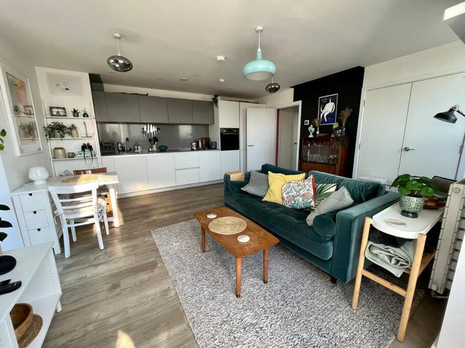 Elegant Chic Living: 1 Bed In Vibrant Area Appartement Londen