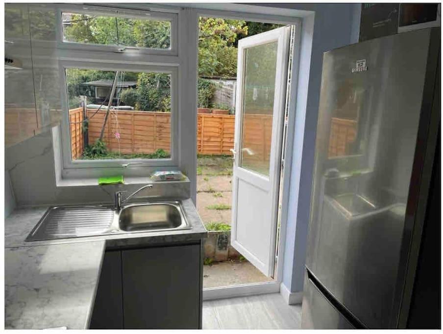 Lovely And Quiet 2 Bedroom Maisonette.free Parking Appartamento *