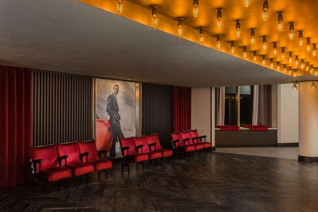 Radisson Red Heathrow Hotel *