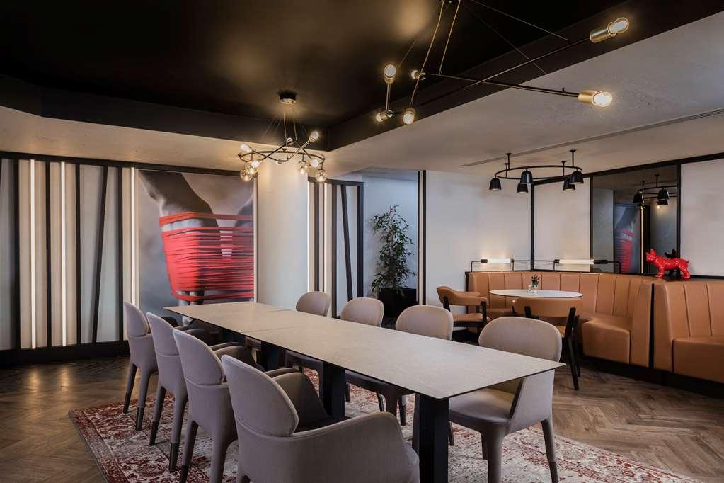 Radisson Red Heathrow *