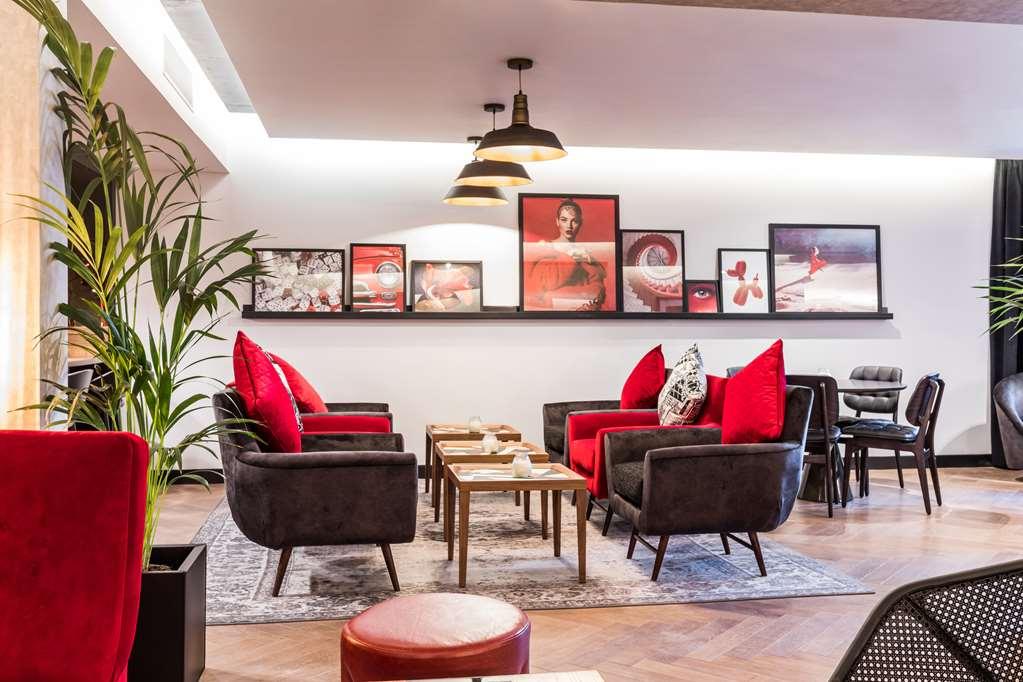 Radisson Red Heathrow Hotel *