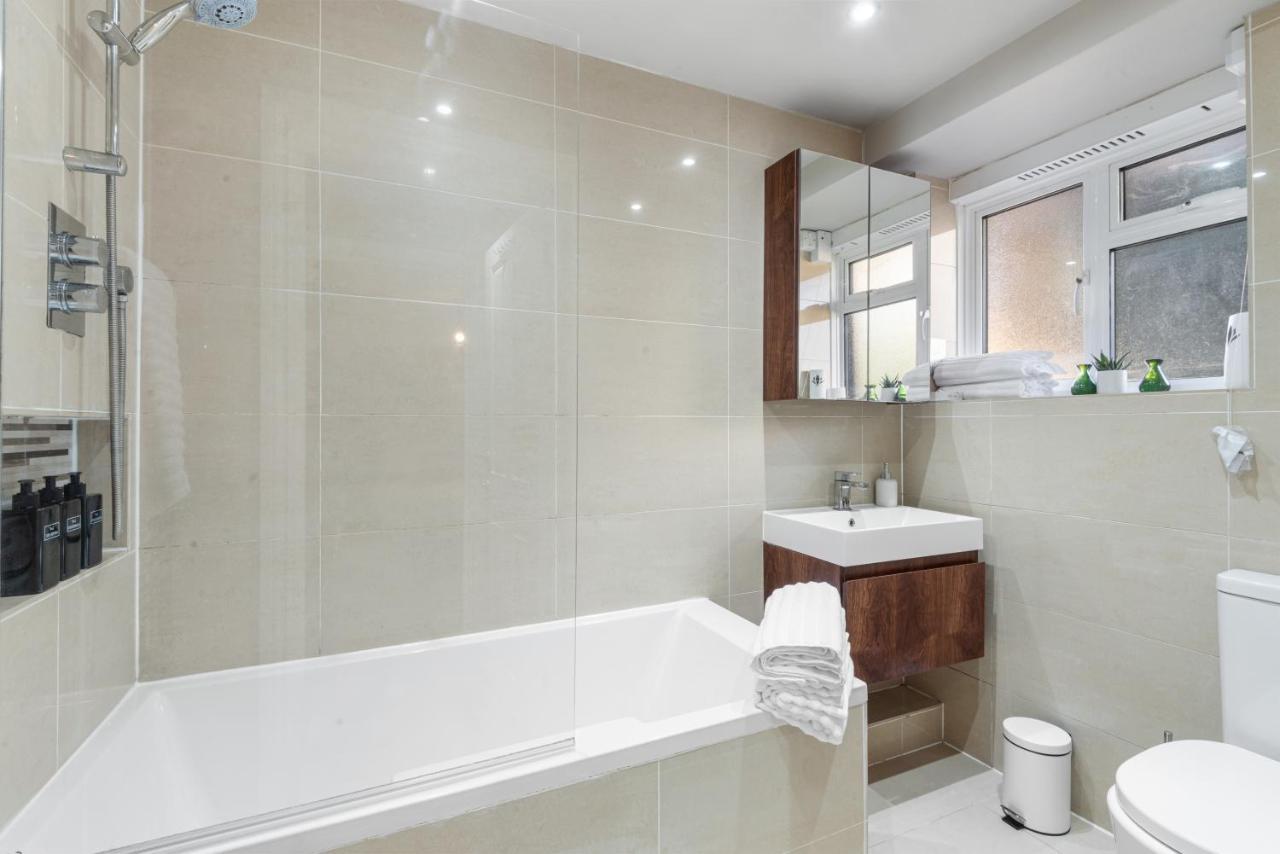 Whitechapel - Steps From Station & Sights! Leilighet London