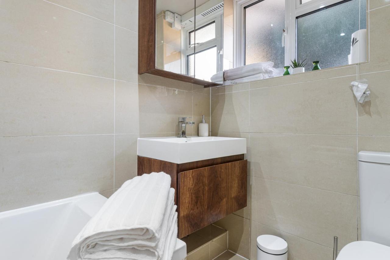 Leilighet Whitechapel - Steps From Station & Sights! London