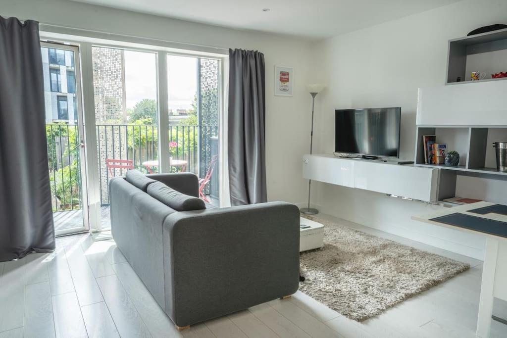 Cool Dalston Studio With Balcony And Gym Apartment
