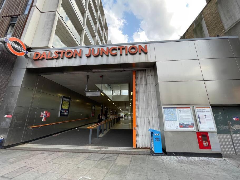 Cool Dalston Studio With Balcony And Gym Apartment London