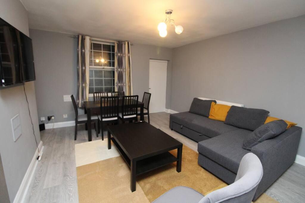 Modern 2 Bed Close To City Leilighet