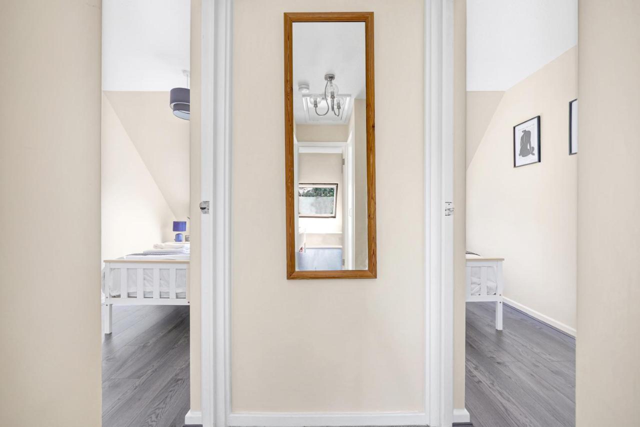Charming 3 Bedroom House Short Term & Flexible Renting Canary Wharf With Free Wifi & Garden Appartement Londres