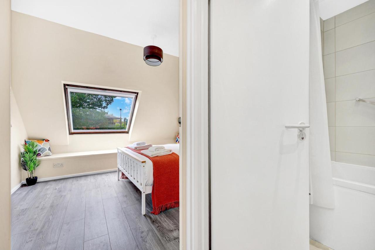 Charming 3 Bedroom House Short Term & Flexible Renting Canary Wharf With Free Wifi & Garden Appartement