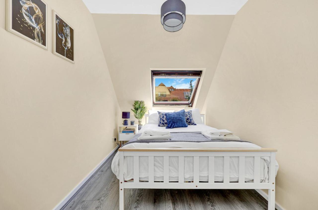 Charming 3 Bedroom House Short Term & Flexible Renting Canary Wharf With Free Wifi & Garden Appartement *