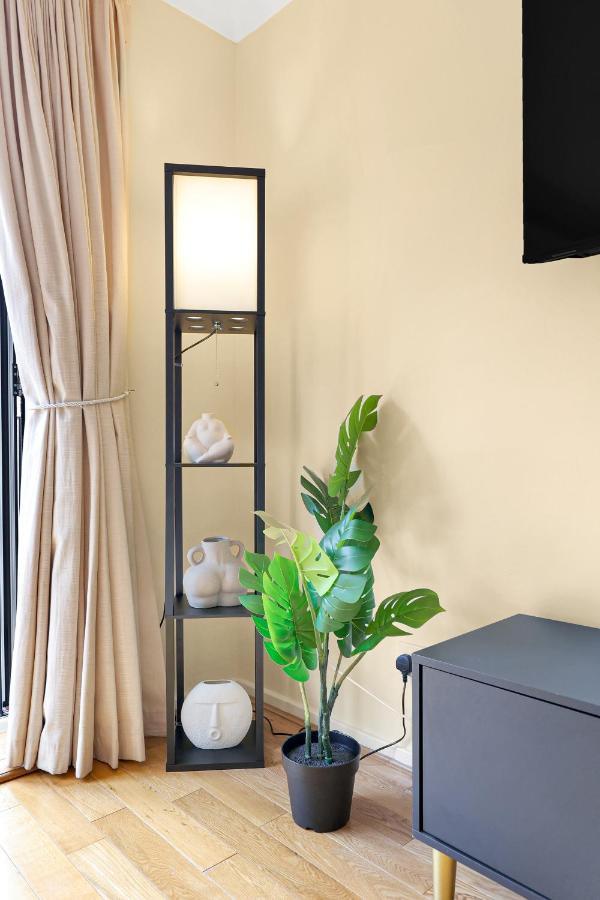 Charming 3 Bedroom House Short Term & Flexible Renting Canary Wharf With Free Wifi & Garden Appartement *