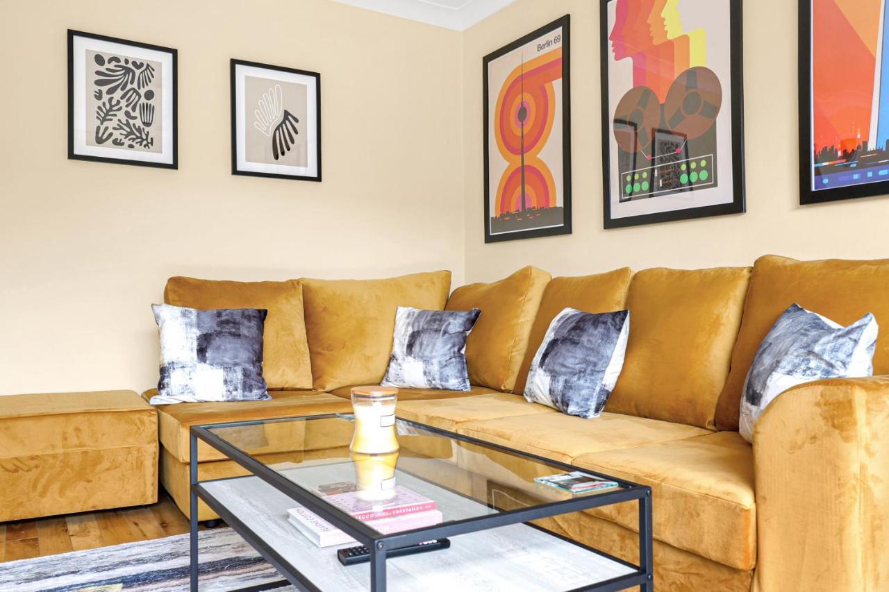 Charming 3 Bedroom House Short Term & Flexible Renting Canary Wharf With Free Wifi & Garden Appartement