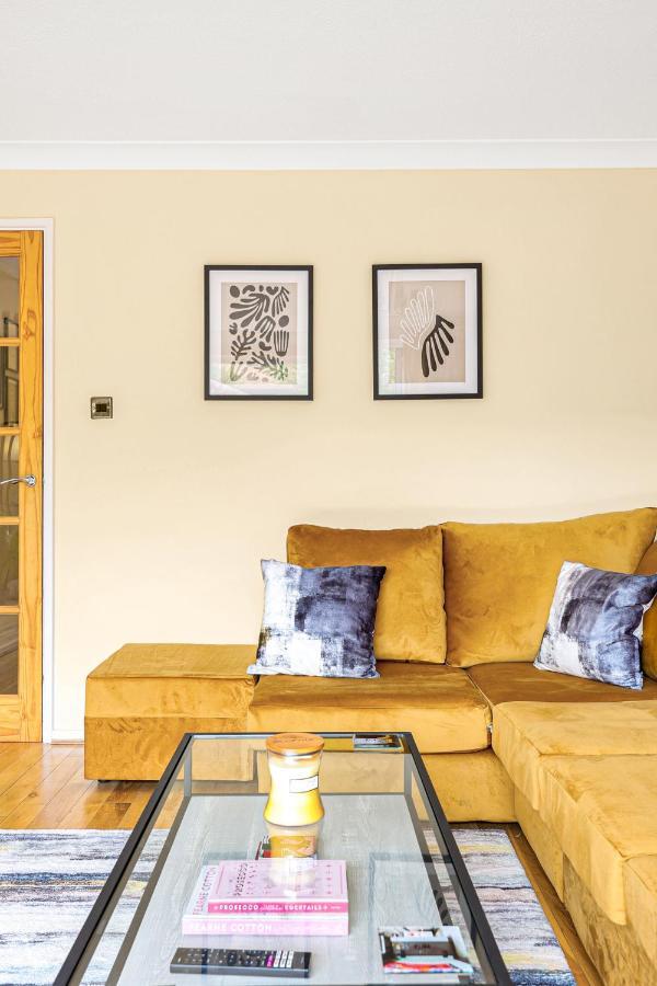 Charming 3 Bedroom House Short Term & Flexible Renting Canary Wharf With Free Wifi & Garden Appartement