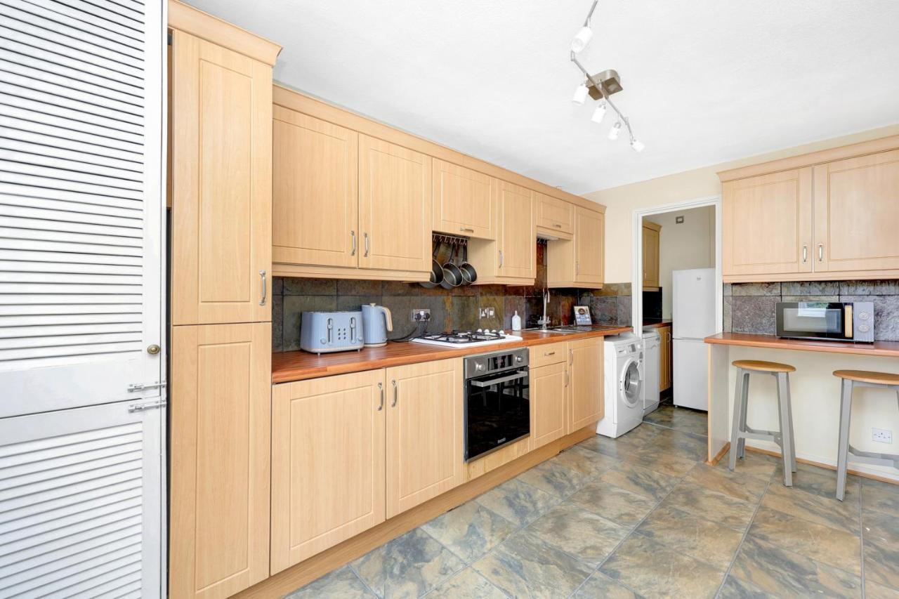 Charming 3 Bedroom House Short Term & Flexible Renting Canary Wharf With Free Wifi & Garden Appartement