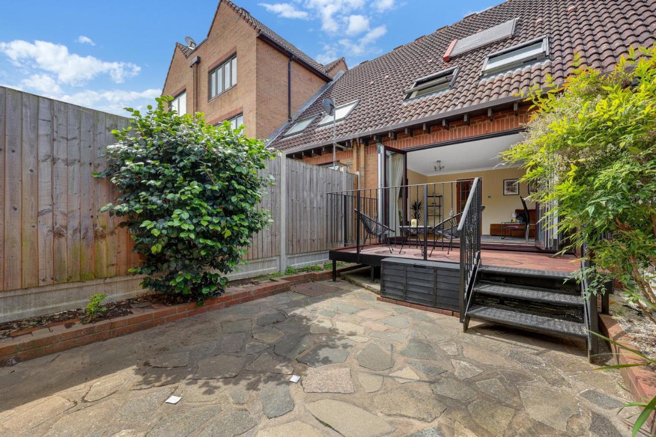 Charming 3 Bedroom House Short Term & Flexible Renting Canary Wharf With Free Wifi & Garden Appartement *