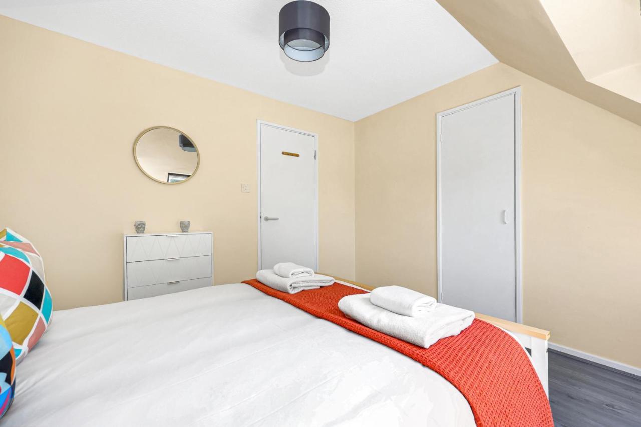Charming 3 Bedroom House Short Term & Flexible Renting Canary Wharf With Free Wifi & Garden Appartement