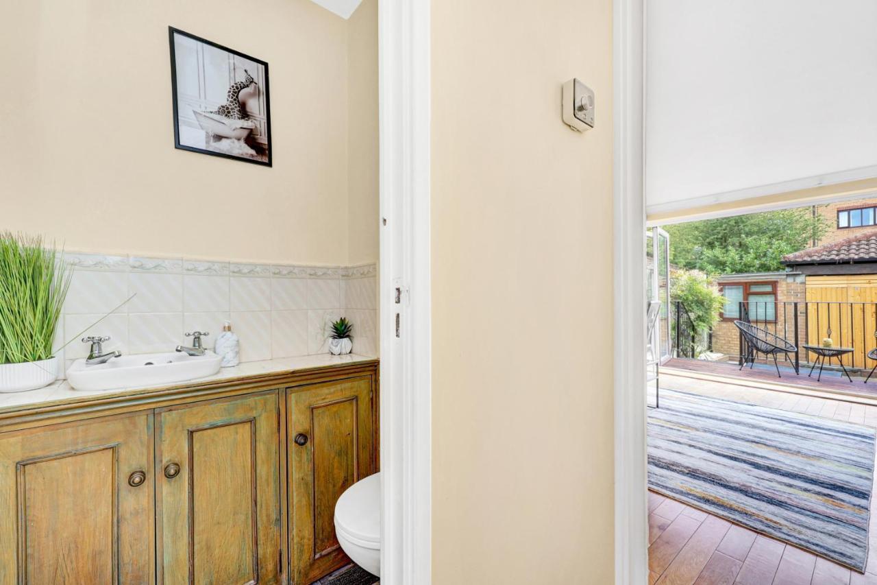 Charming 3 Bedroom House Short Term & Flexible Renting Canary Wharf With Free Wifi & Garden Appartement *