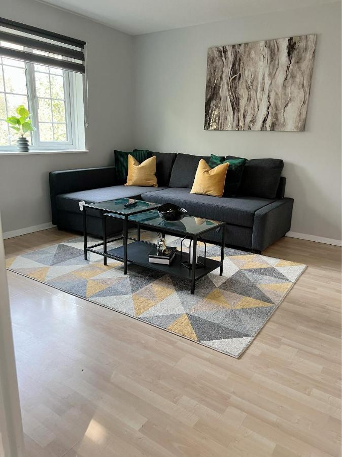 Stunning In Beckton With Private Entrance *