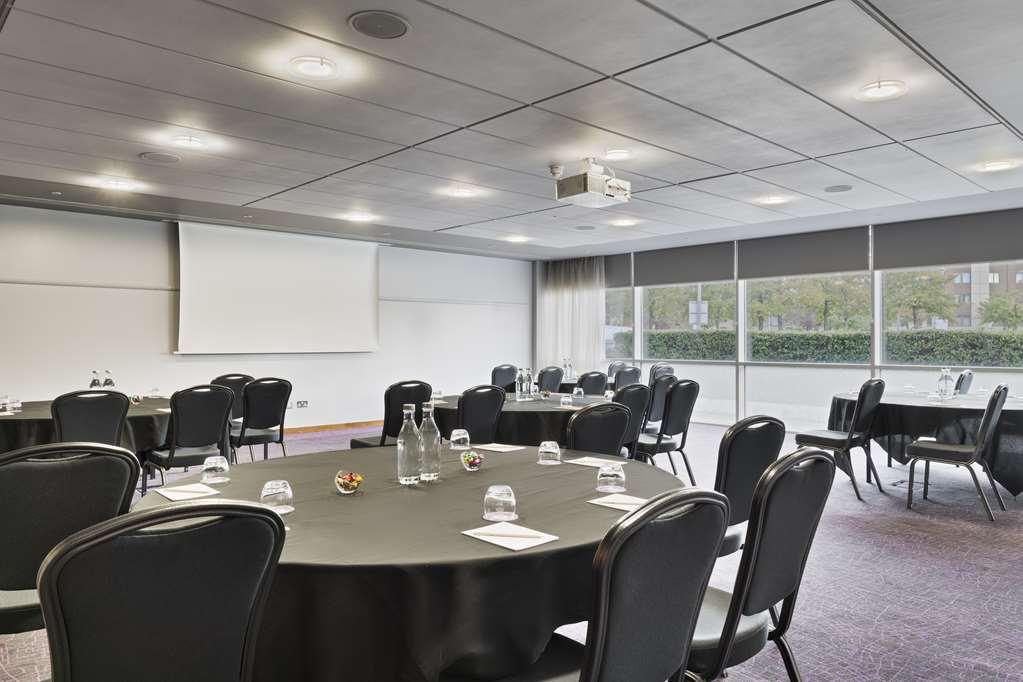 Radisson Red Heathrow Hotel