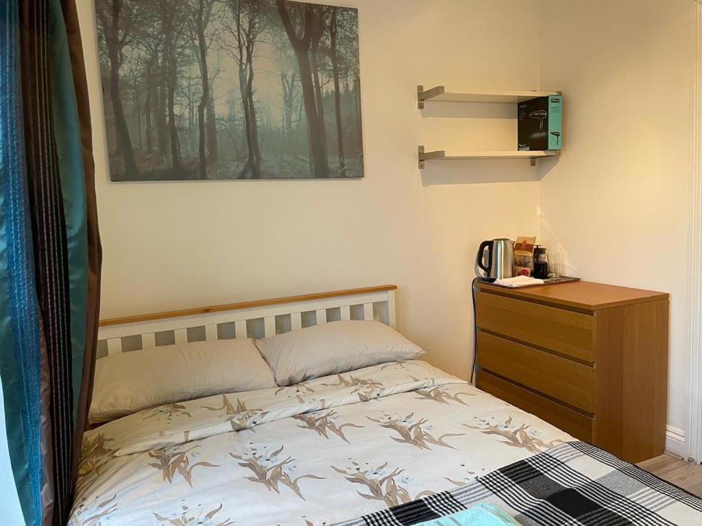 Double Bedroom With A Balcony And Ensuite Bathroom For Short Or Long In Canary Wharf With Direct Train From Heathrow, Also Convenient From Stansted And Gatwick Airport, 10 Minutes From Airport And Excel, 16 Minutes To Westmins *