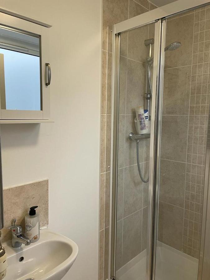 Double Bedroom With A Balcony And Ensuite Bathroom For Short Or Long In Canary Wharf With Direct Train From Heathrow, Also Convenient From Stansted And Gatwick Airport, 10 Minutes From Airport And Excel, 16 Minutes To Westmins Privatunterkunft London