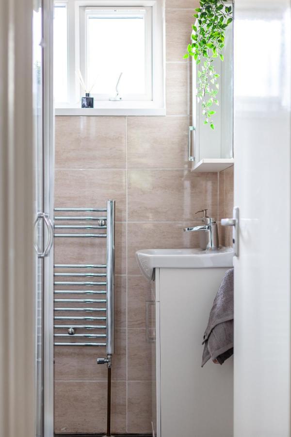 Holiday home Arte - 3-bedroom Bright House London, Haggerston, Garden, Parking, 8 Min Walk To Haggerston Station, Weekly Or Monthly Stays, Serviced - 7 Guests London