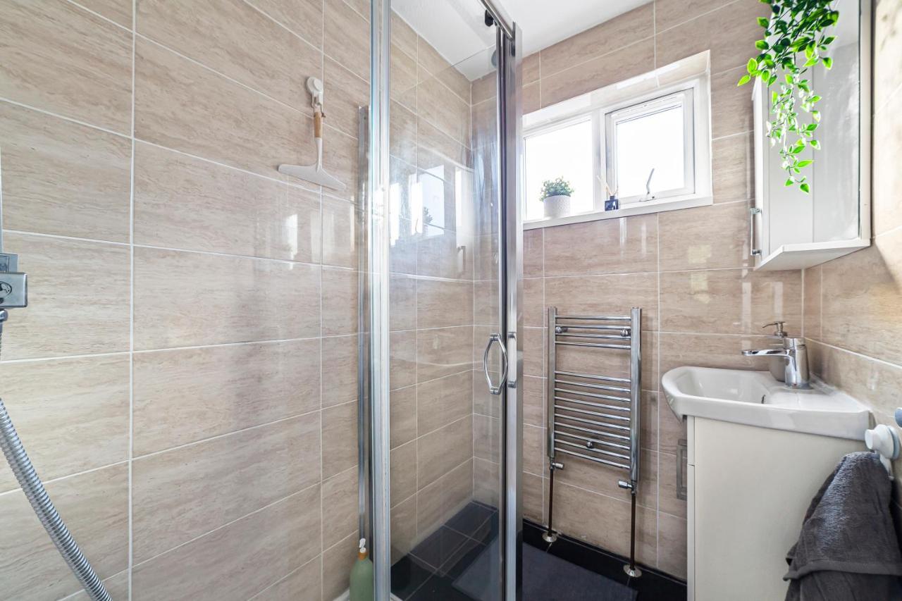 Holiday home Arte - 3-bedroom Bright House London, Haggerston, Garden, Parking, 8 Min Walk To Haggerston Station, Weekly Or Monthly Stays, Serviced - 7 Guests London