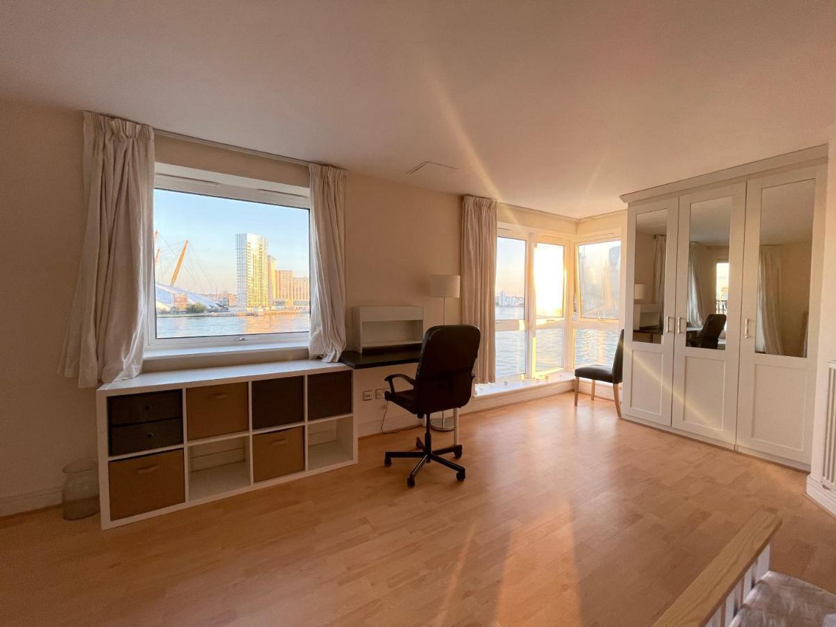 Very Large Ensuite With Wonderful View Over The River Thames In A Peaceful & Calm Residential Building - Shared Flat With 1 Host Londen