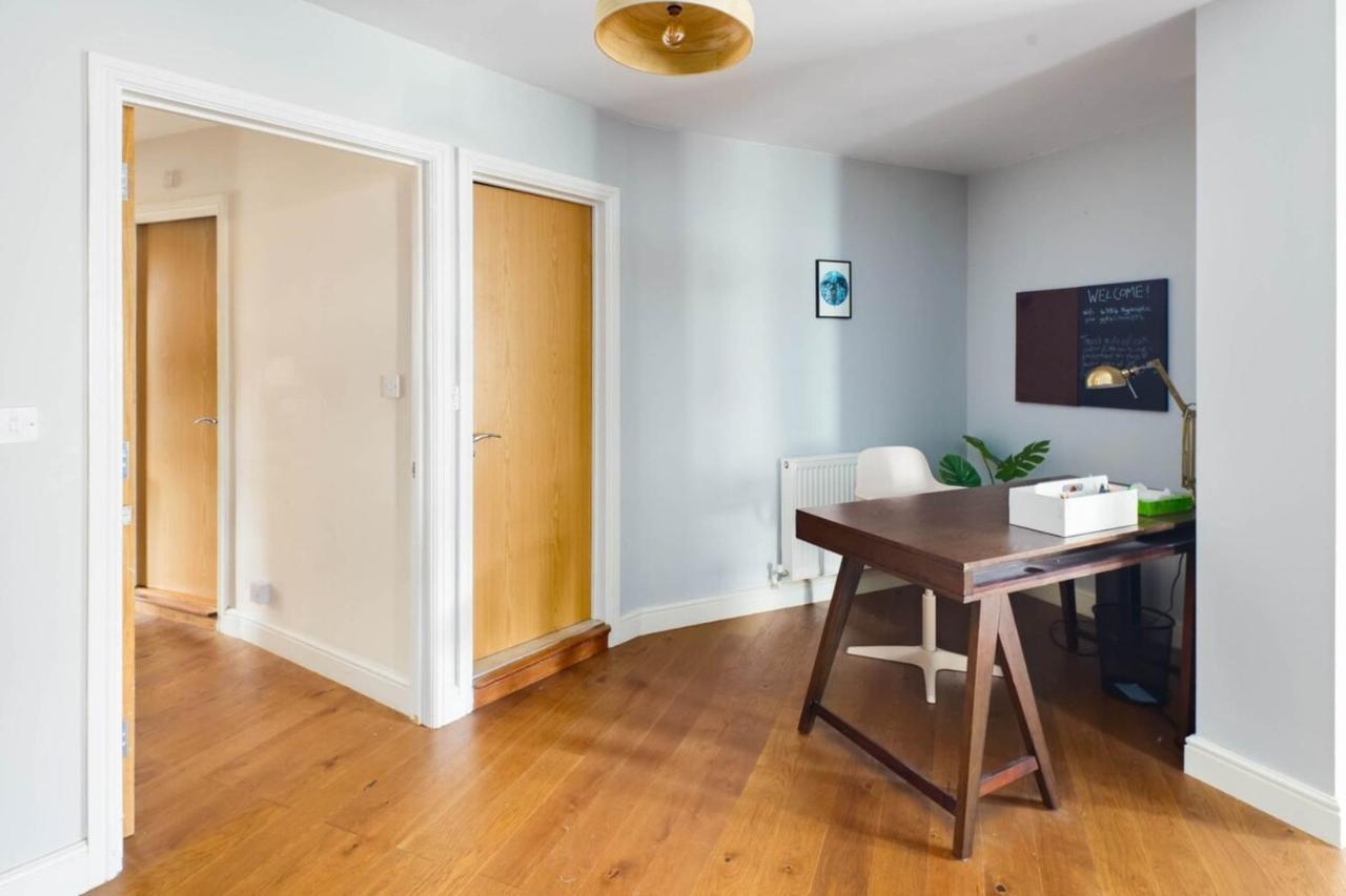 Beautiful & Vibrant 2bd W Balcony - Hackney! Feriehus London