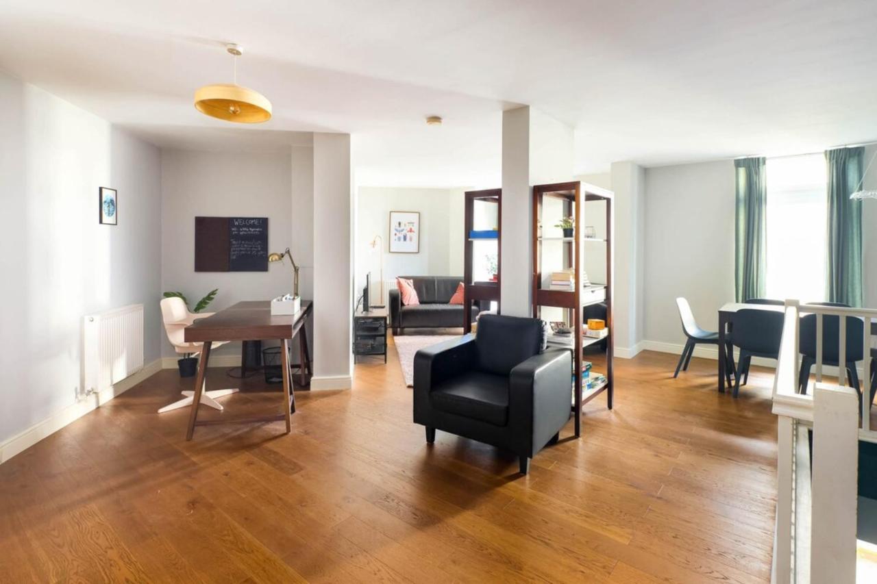 Beautiful & Vibrant 2bd W Balcony - Hackney! Feriehus