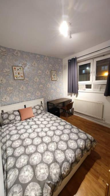 Lägenhet Spacious Flat With 2 To 3 Bedrooms