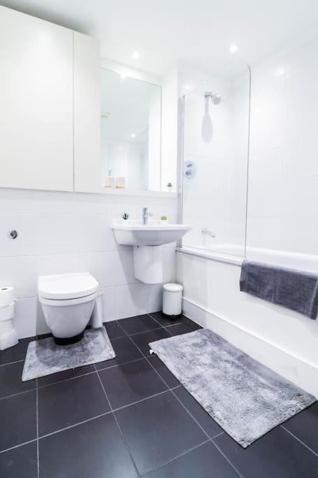 Apartment Canary Wharf-10% Discount-fibre Wifi-5mins To Tube *