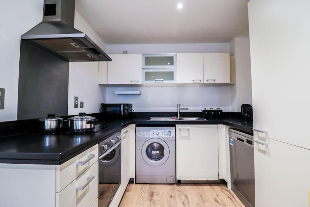 Canary Wharf-10% Discount-fibre Wifi-5mins To Tube London