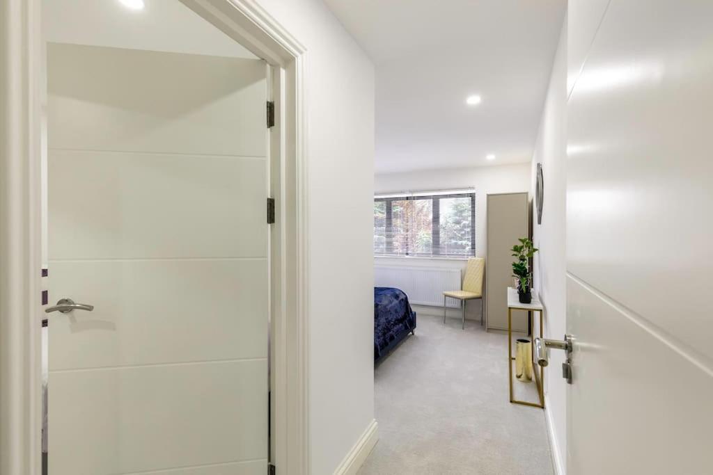 4bed 11 Occupancy Large Flat Elizabeth Line West Flat Free Parking Leilighet London