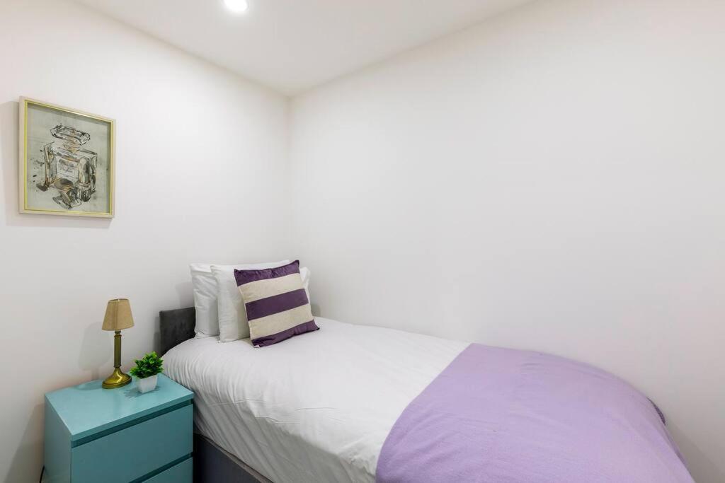 4bed 11 Occupancy Large Flat Elizabeth Line West Flat Free Parking Leilighet *