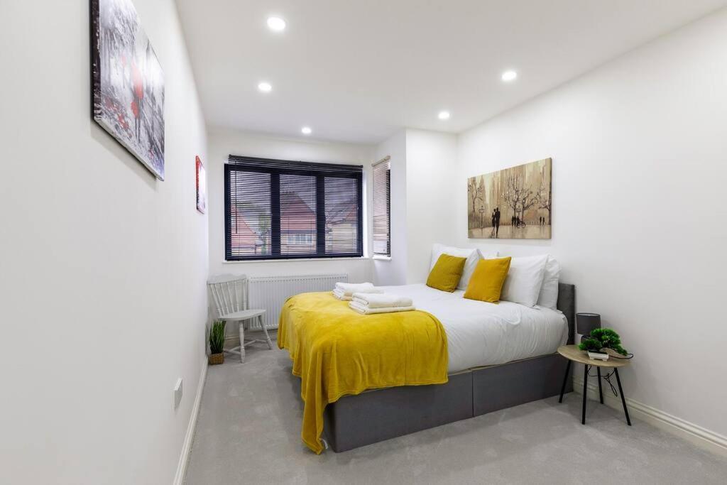4bed 11 Occupancy Large Flat Elizabeth Line West Flat Free Parking Leilighet London