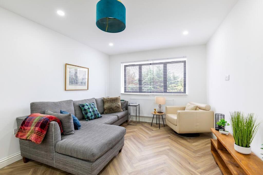 4bed 11 Occupancy Large Flat Elizabeth Line West Flat Free Parking Leilighet