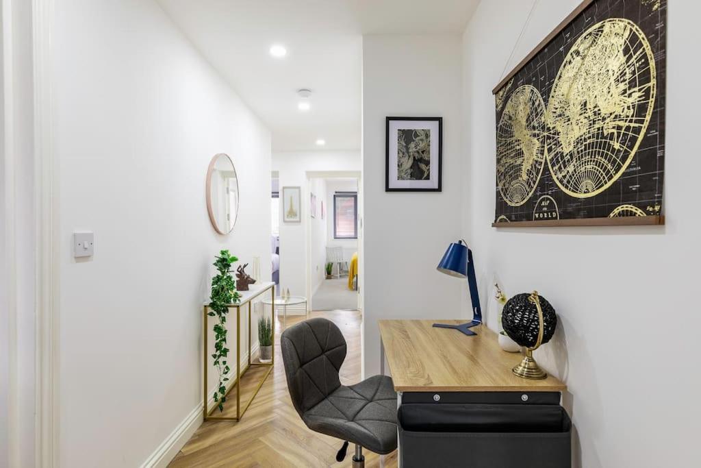 4bed 11 Occupancy Large Flat Elizabeth Line West Flat Free Parking * London