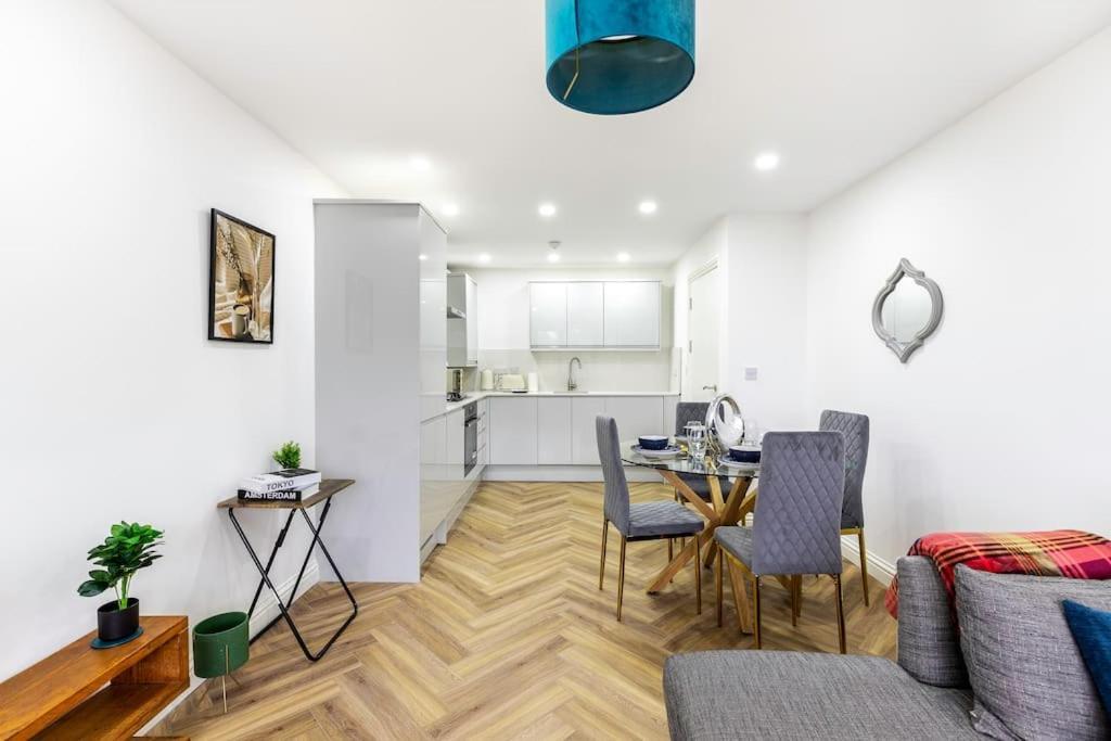 4bed 11 Occupancy Large Flat Elizabeth Line West Flat Free Parking Leilighet London